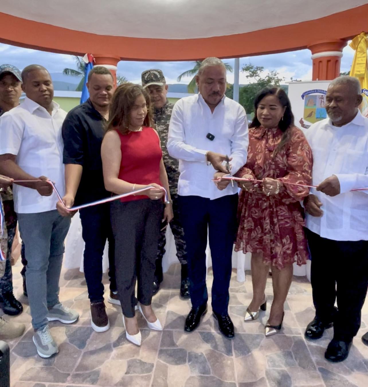Alcalde Laureano Santana inaugura parque de El Cerro, cumple sueño de más de 37 años y entrega electrodomésticos a madres de Jimaní