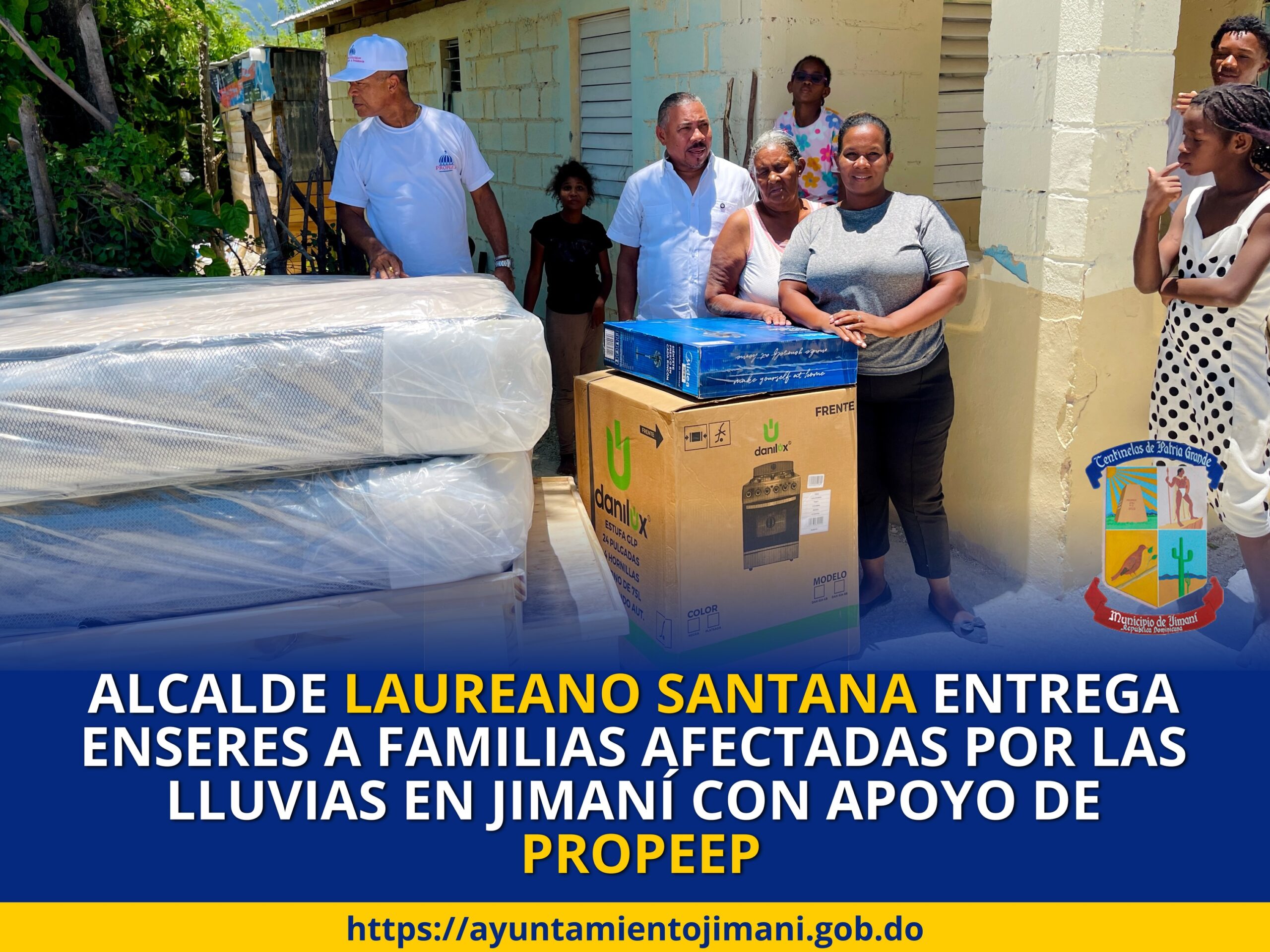 Alcalde Laureano Santana entrega enseres a familias afectadas por las lluvias en Jimaní con apoyo de PROPEEP.